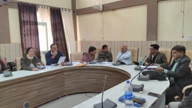 रामगंजमण्डी: पालिका सभागार में चिकित्सा अधिकारियों की बैठक हुई, विभागीय योजनाओं की जानकारी दी गई