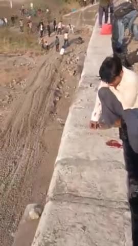 जलगांव में रेल हादसा में करीब 1दर्जन से अधिक लोगों की मौत की सूचना,CNTR RLW के CPRO ने बताया दूसरी ट्रेन ने कुचला...