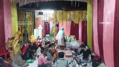 झांसी: श्री राम प्राण प्रतिष्ठा के उपलक्ष में रानी महल के पास महादेव मंदिर में छप्पन भोग प्रसाद वितरण का आयोजन किया गया