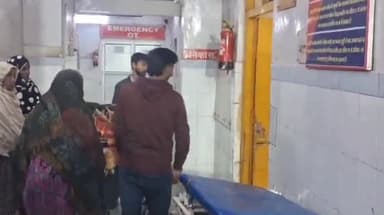 बहराइच: दरगाह नूरुद्दीन चक निवासी युवती करंट लगने के बाद गंभीर हालत में अस्पताल पहुंचाई गई