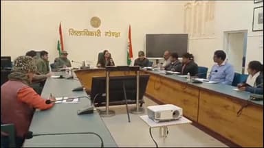 गोंडा: कलेक्ट्रेट सभागार में DM ने उत्तरप्रदेश स्थापना दिवस मनाने की तैयारियों को लेकर अधिकारियों के साथ की बैठक