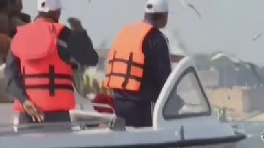 प्रयागराज: मुख्यमंत्री योगी आदित्यनाथ ने पूरे मंत्रिमंडल के साथ क्रूज में सवार होकर संगम तट पर साइबेरियन पक्षियों को खिलाया दाना