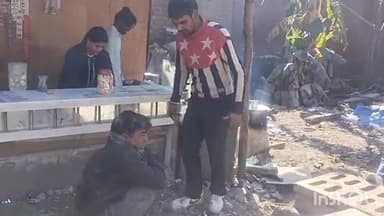 ਐਸਏਐਸ ਨਗਰ ਮੁਹਾਲੀ: ਮੋਹਾਲੀ ਫੇਸ 6 ਬਾਬਾ ਬੰਦਾ ਸਿੰਘ ਬਹਾਦਰ ਬੱਸ ਸਟੈਂਡ ਦੇ ਕੋਲ ਅੱਜ ਢਾਬੇ ਤੇ ਸਮਾਨ ਚੋਰੀ ਕਰਨ ਵਾਲੇ ਵਿਅਕਤੀ ਨੂੰ ਲੋਕਾਂ ਵੱਲੋਂ ਕੀਤਾ ਗਿਆ ਕਾਬੂ