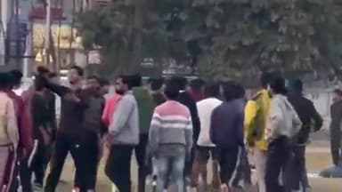 मुरादाबाद: रामगंगा विहार सोनकपुर स्टेडियम में खिलाड़ियों के दो गुटों के बीच हुई जमकर मारपीट, वीडियो हुआ वायरल