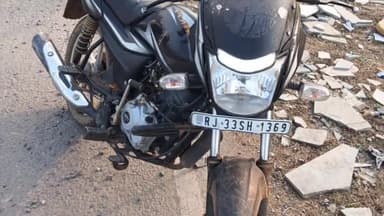 कनवास: दाबादेह हाइवे पर चलती बाइक अनियंत्रित होकर फिसली, 2 व्यक्ति गंभीर घायल