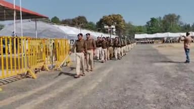 बैतूल नगर: पुलिस परेड ग्राउंड में बैंड के साथ पुलिस, होमगार्ड, NCC स्काउट और स्कूली बच्चों ने परेड की