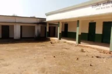 बिरनी प्रखण्ड के उत्क्रमित प्राथमिक विद्यालय खंगड़ाडीह शिक्षक बीमार होने के कारण विद्यालय दिखा बंद