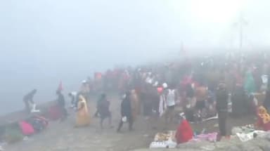 प्रयागराज: संगम तट पर छाया घना कोहरा, पवित्र गंगा की धारा में श्रद्धालु भारी संख्या में लगा रहे आस्था की डुबकी