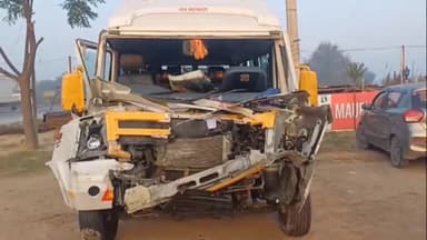 सिराथू: मथुरा से प्रयागराज महाकुंभ जा रही श्रद्धालुओं से भरी बस कल्यानपुर ओवरब्रिज पर आगे जा रही ट्रक से भिड़ी, 7 लोग हुए घायल