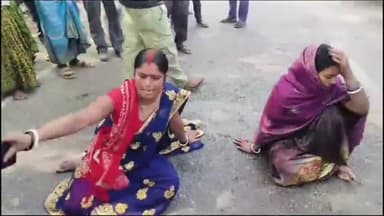 जमुई: अगहरा के पास तेज रफ्तार ट्रैक्टर की चपेट में आने से बच्चे की हुई मौत, आक्रोशित परिजनों ने ग्रामीणों के साथ किया सड़क जाम