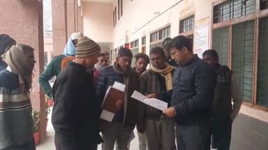 पूरनपुर: तहसील परिसर में भाकपा के लोगों ने समस्याओं को लेकर डीएम को संबोधित ज्ञापन तहसीलदार को सौंपा