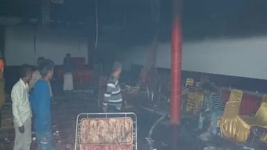 बहराइच : लखनऊ मार्ग पर विजय-उत्सव लॉन में वैवाहिक समारोह के दौरान गुरुवार भोर में लगी आग, टेंट व दहेज का सामान जलकर राख।