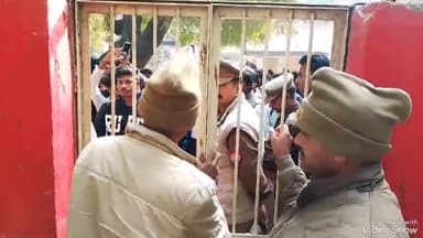 मिर्ज़ापुर: आजाद समाज पार्टी कांशीराम के कार्यकर्ताओं ने कलेक्ट्रेट में प्रियांशी पांडे के खिलाफ किया प्रदर्शन, की गिरफ्तारी की मांग