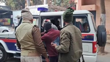 जमुई: नवीनगर के पास घायल अवस्था में गिरे एक व्यक्ति को डायल 112 की पुलिस ने सदर अस्पताल में कराया भर्ती