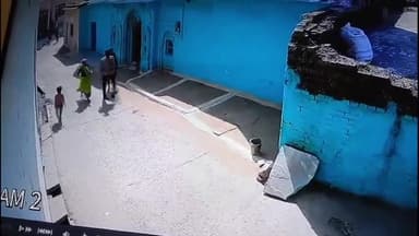 झांसी: भोजला ग्राम में युवक का तमंचा लेकर घूमते हुए वीडियो हुआ वायरल