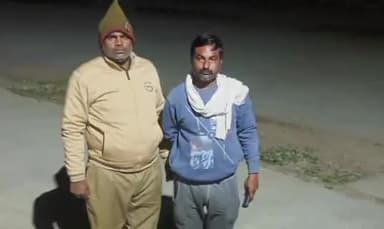 कर्वी: चौकी गल्ला मण्डी समिति की पुलिस टीम ने 1 अभियुक्त को 10 लीटर कच्ची शराब के साथ किया गिरफ्तार