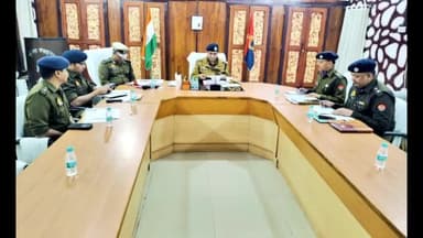 गोंडा: पुलिसलाइन सभागार में ADG गोरखपुर ने DIG और चारों पुलिस अधीक्षकों के साथ कानून व्यवस्था की समीक्षा बैठक की
