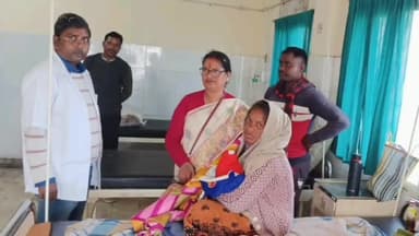 सेन्हा: सेन्हा सामुदायिक स्वास्थ्य केंद्र में जिला परिषद सदस्य राधा तिर्की ने जरूरतमंद मरीजों और महिलाओं को कंबल वितरित किए