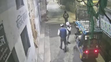 झांसी: प्रेमनगर के रेलवे बाउंड्री किनारे मस्जिद की जाली चोरी करते हुए तीन बदमाश सीसीटीवी कैमरे में कैद