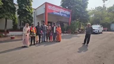 शाजापुर: अकोदिया थाना पुलिस पर तीन युवकों से मारपीट और झूठा मुकदमा दर्ज करने का आरोप, परिजनों ने शाजापुर में एएसपी से की शिकायत