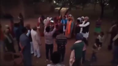 गुनौर: वार्ड नंबर-15 आदिवासी मोहल्ले में विधायक राजेश वर्मा ने गरीब व जरूरतमंद लोगों के बीच शॉल किए वितरित