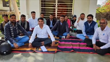 किशनगंज: किशनगंज विधानसभा में 12वें दिन भी पटवारियों का धरना जारी रहा