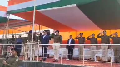 मेदिनीनगर (डालटनगंज): पुलिस लाइन स्टेडियम में गणतंत्र दिवस के मुख्य समारोह को लेकर परेड का अंतिम रिहर्सल, उपायुक्त और एसपी ने किया निरीक्षण