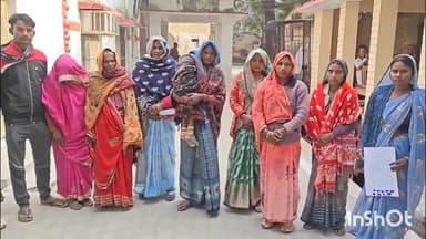 मिर्ज़ापुर: मनि कठी गांव के ग्रामीणों ने रास्ता बंद करने के विरोध में जिला कलेक्ट्रेट में प्रदर्शन कर डीएम को सौंपा ज्ञापन