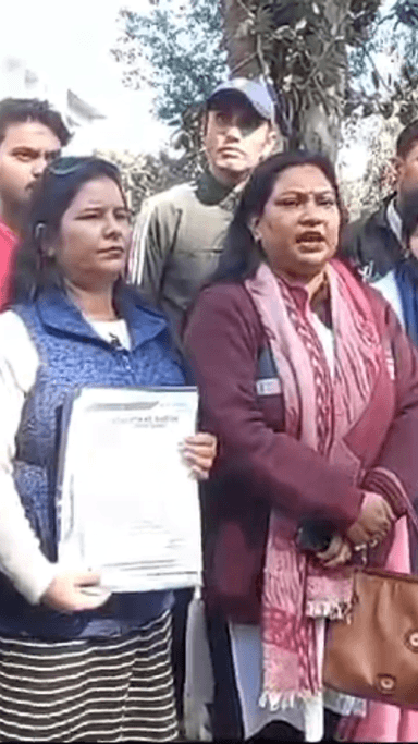 मेरठ: SSP दफ्तर में निजी संस्था के लोगों ने किया प्रदर्शन, मेरठ पुलिस पर चाइनीज मांझा जब्त कर वापस लौटाने का लगाया आरोप