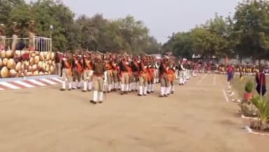 कर्वी: एसपी ने पुलिस लाइन परेड ग्राउंड में फुल ड्रेस रिहर्सल परेड का किया निरीक्षण