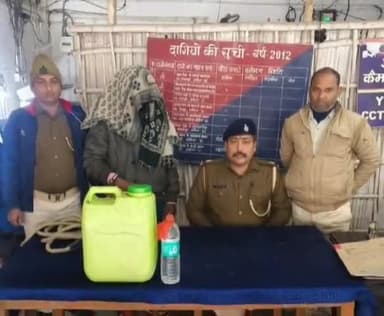 पूर्णिया पूर्व: टीकापट्टी थाना ने 13 लीटर देशी शराब के साथ एक अभियुक्त को किया गिरफ्तार, भेजा जेल