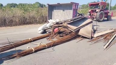 रामगंजमण्डी: खैराबाद बाईपास पर रेलवे ओवरब्रिज का सामान ले जा रही ट्रॉली पलटी, एक्सल टूटने से हुआ हादसा, कोई हताहत नहीं