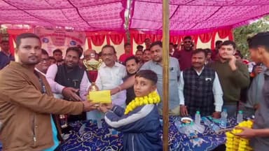 बाबई: गूजरबाड़ा में आयोजित टेनिस बॉल क्रिकेट प्रतियोगिता में विधायक विजयपाल सिंह ने विजेता और उपविजेता टीमों को किया पुरस्कृत