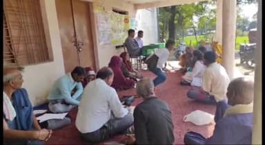 देवेंद्रनगर: ग्राम इटवांतिल्हा में सीबीएमओ डॉ. अभिषेक जैन ने ग्रामसभा में महिलाओं को स्वास्थ्य संबंधी परामर्श दिया