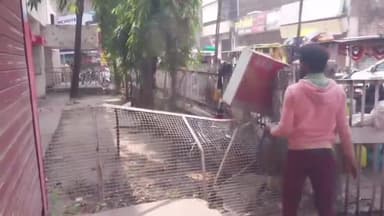 हरदा: हरदा में पोस्ट ऑफिस कर्मचारियों ने सड़क पर फेंका कचरा, नगर पालिका के कर्मियों ने सड़क से उठाकर वापस ऑफिस में फेंका