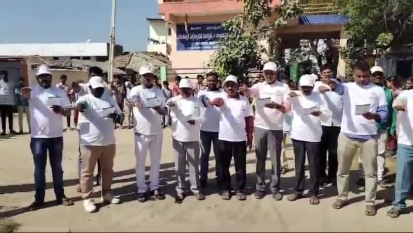 చౌటకూర్: ఓటర్ల దినోత్సవంలో భాగంగా చౌటకూర్ మండల కేంద్రంలో విద్యార్థుల ప్రతిజ్ఞ