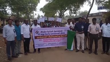 ஆவுடையார் கோவில்: வட்டாட்சியர் அலுவலகத்தில்15ஆவது தேசிய வாக்காளர் தினத்தை முன்னிட்டு விழிப்புணர்வு பேரணியை துவக்கி வைத்தார் தாசில்தார் மார்டின் லூதர் கிங்