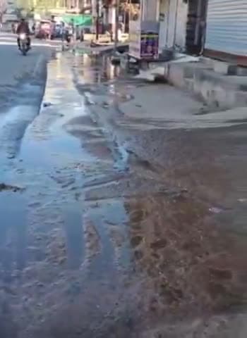 टीकमगढ़: टीकमगढ़ में नगर पालिका की दो पाइपलाइन में लीकेज, सिविल लाइन रोड पर बह रहा है हजारों लीटर पानी