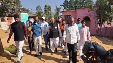 जमुई: गणतंत्र दिवस पर बैजला गांव में डॉ. नीरज साह ने गरीब बच्चों के बीच स्कूली बैग व पाठ्य सामग्री का वितरण कर किया जागरूक