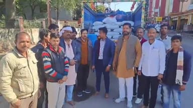 झांसी: प्रयागराज महाकुंभ में भंडारे के लिए योगी अखाड़ा के प्रदेश प्रभारी ने आरटीओ कार्यालय के पास से अनाज और तेल रवाना किया