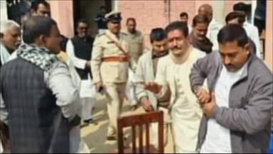 मीनापुर: धर्मपुर पूर्वी राजकीय मध्य विद्यालय में शराब के नशे में ध्वजारोहण करने पहुंचे प्रधानाचार्य, गिरफ्तारी का फोटो हुआ वायरल