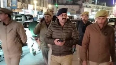 कोल: जिले में गणतंत्र दिवस को लेकर पुलिस व अधिकारियों ने अलर्ट रहकर क्षेत्रों में पैदल मार्च कर संदिग्धों से की पूछताछ