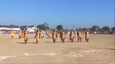 अमानगंज: अमानगंज फील्ड ग्राउंड में हुआ सामूहिक ध्वजारोहण, महाकुंभ की झांकियों ने मोहा मन