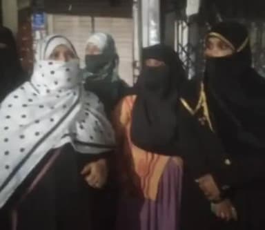 कानपुर: रेल बाजार के एक ज्वेलर्स ने कई लोगों का पैसा हड़पकर दुकान की बंद, महिलाओं ने दुकान का किया घेराव