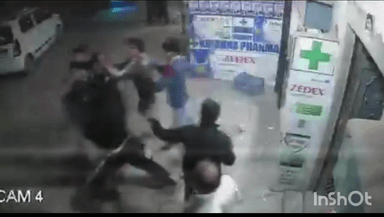 गौतम बुद्ध नगर: खेड़ा धरमपुर गांव में आपसी विवाद में दबंगों ने युवक के साथ जमकर मारपीट की, घटना सीसीटीवी कैमरे में कैद हुई