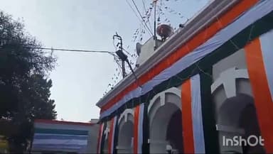 रायबरेली: कलेक्ट्रेट स्थित डीएम ऑफिस में 76वें गणतंत्र दिवस पर डीएम ने फहराया झंडा, शहीदों के परिवारों को भेंट किया अंगवस्त्र