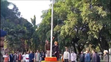 इंदौर: 76वें गणतंत्र दिवस पर हाईकोर्ट के न्यायाधीश विजय कुमार शुक्ला ने न्यायालय परिसर में फहराया तिरंगा, दी बधाई