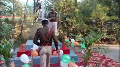 इंदौर: पुलिस कंट्रोल रूम पर पुलिस कमिश्नर संतोष सिंह ने फहराया तिरंगा, अधिकारी व कर्मचारी रहे मौजूद