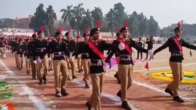 बेगूसराय: गांधी स्टेडियम में गणतंत्र दिवस पर प्रभारी मंत्री मंगल पांडे ने किया झंडोत्तोलन