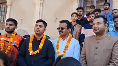 चरखारी: स्वालम्बन अकादमी के 7 युवाओं का सेना में हुआ चयन, चयनित युवाओं को चरखारी विधायक और अकादमी के संस्थापक ने किया सम्मानित